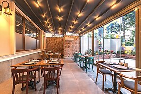 Obelisk Hotel & Suites