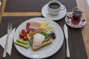 Obelisk Hotel & Suites