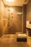 ShangriLa Free Life Youth Hostel