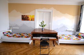 Travel & Joy backpackers