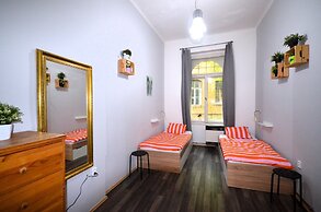 Travel & Joy backpackers