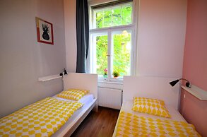 Travel & Joy backpackers