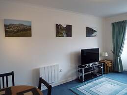 Ideal Central Edinburgh Location With On-site Private Parking