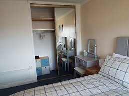 Ideal Central Edinburgh Location With On-site Private Parking