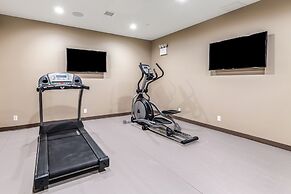 Van Wyck Hotel & Suites Near JFK Airport