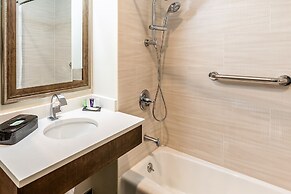 Van Wyck Hotel & Suites Near JFK Airport