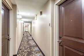 Van Wyck Hotel & Suites Near JFK Airport