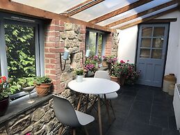 Immaculate 1-bed Apartment Cornwall With hot tub