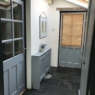 Immaculate 1-bed Apartment Cornwall With hot tub