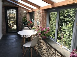 Immaculate 1-bed Apartment Cornwall With hot tub