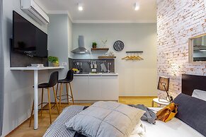 Deluxe Adria Square Studios