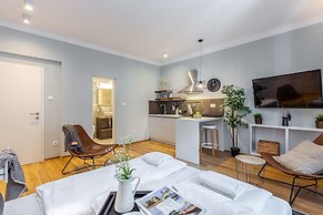 Deluxe Adria Square Studios
