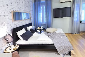 Deluxe Adria Square Studios