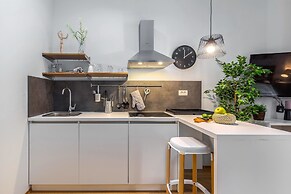 Deluxe Adria Square Studios