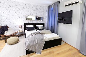 Deluxe Adria Square Studios
