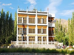 Hotel Khasdan