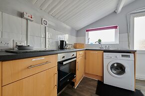 Detached 3 Bed House, Ideal for Long Stays & Pets