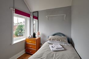 Detached 3 Bed House, Ideal for Long Stays & Pets