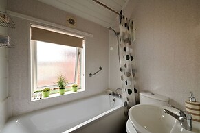 Detached 3 Bed House, Ideal for Long Stays & Pets