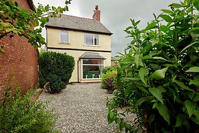 Detached 3 Bed House, Ideal for Long Stays & Pets
