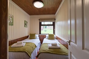 Conifer Lodge 8 With Hot Tub, Newton Stewart