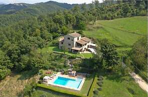 Umbrian Villa Retreat in Pietralunga With a Pool