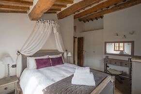 Umbrian Villa Retreat in Pietralunga With a Pool