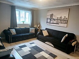 Modern & Spacious - Walk to London Excel- Parking