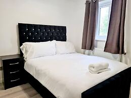 Modern & Spacious - Walk to London Excel- Parking
