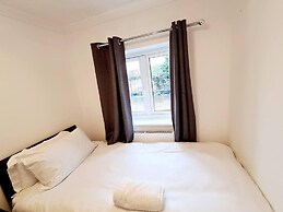 Modern & Spacious - Walk to London Excel- Parking