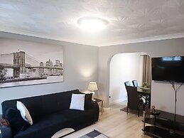 Modern & Spacious - Walk to London Excel- Parking