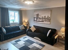 Modern & Spacious - Walk to London Excel- Parking