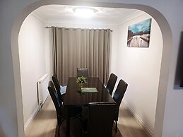 Modern & Spacious - Walk to London Excel- Parking