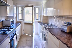 Modern & Spacious - Walk to London Excel- Parking