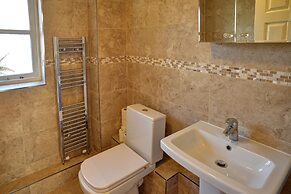 Modern & Spacious - Walk to London Excel- Parking