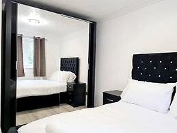 Modern & Spacious - Walk to London Excel- Parking