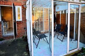 Modern & Spacious - Walk to London Excel- Parking