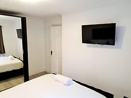 Modern & Spacious - Walk to London Excel- Parking