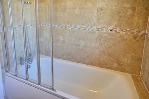 Modern & Spacious - Walk to London Excel- Parking