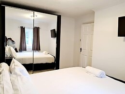 Modern & Spacious - Walk to London Excel- Parking