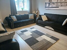 Modern & Spacious - Walk to London Excel- Parking