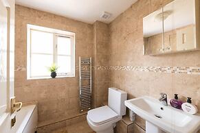 Modern & Spacious - Walk to London Excel- Parking