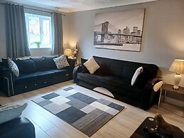 Modern & Spacious - Walk to London Excel- Parking