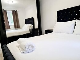 Modern & Spacious - Walk to London Excel- Parking