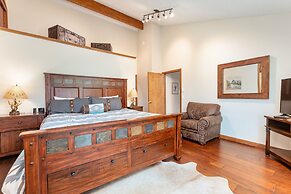 Herondale Luxury Vacation  At Windcliff 3 Bedroom Home by RedAwning