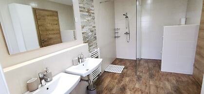 Domovoj Apartments and Rooms