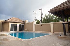 Luxury 3 Level Town House