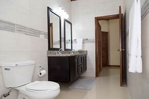 Luxury 3 Level Town House