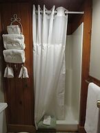 Tall Pines Inn
