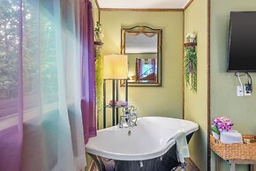 Tall Pines Inn